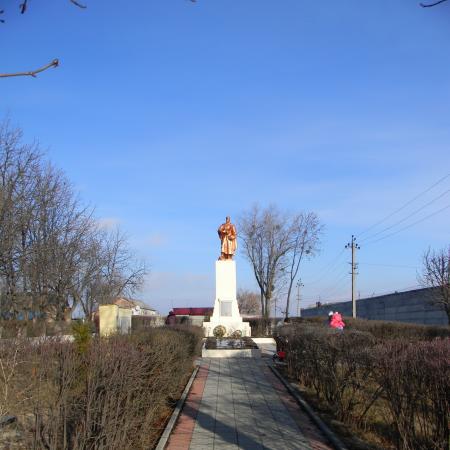 пгт. Рогань, братское воинское захоронение