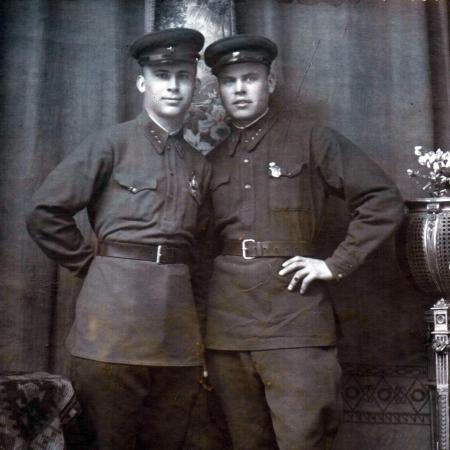 Гонцов Константин Демьянович (на фото слева)
