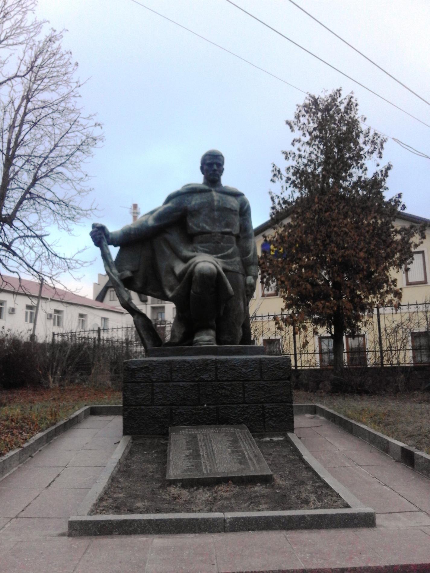 Братская могила на ул. Фрунзе в г. Макаров Макаровского района