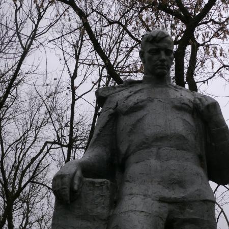 Памятник воинам-односельчанам у школы в с. Низшая Дубечня Вышгородского района