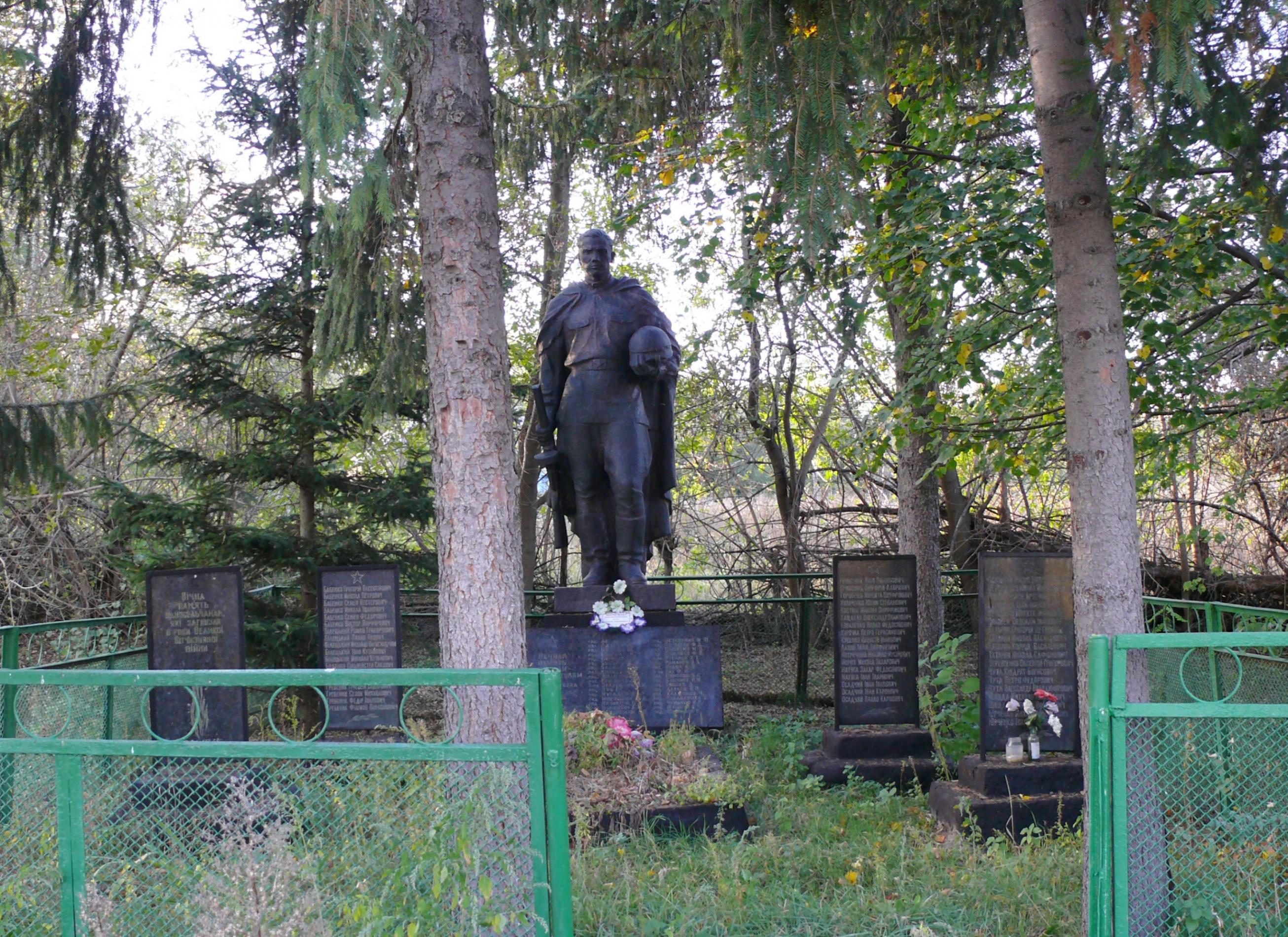 Братская могила в с. Трощин Каневского района