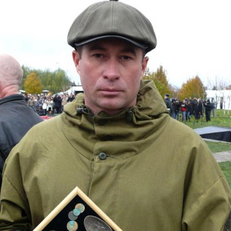 Александр Осипов, внучатый племянник бойца 227 полка НКВД Василия Агапова с личными вещами деда
