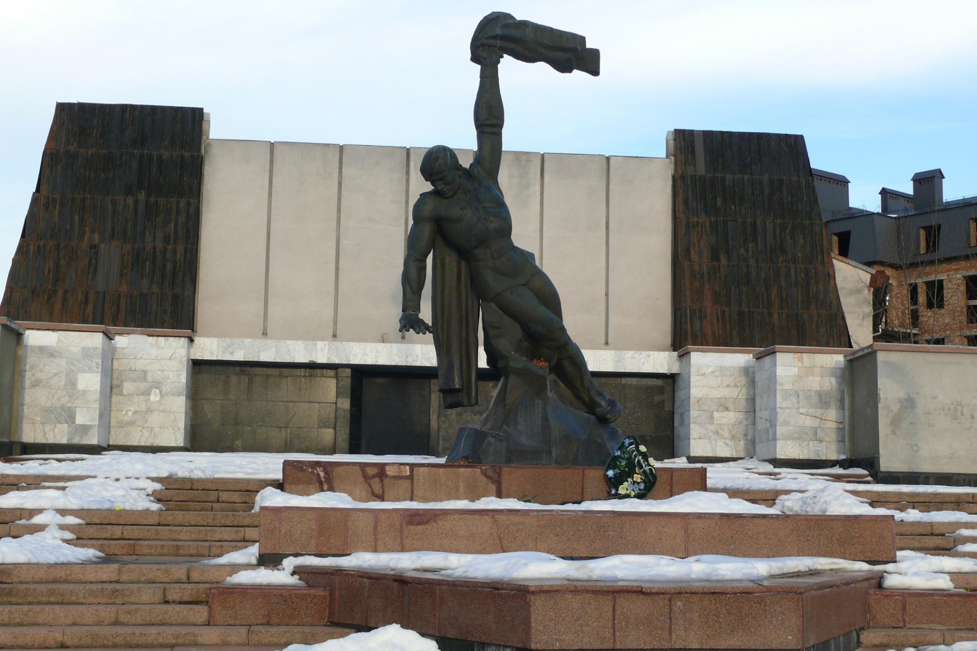 Братская могила на площади Героев в г. Коломыя Ивано-Франковской обл.