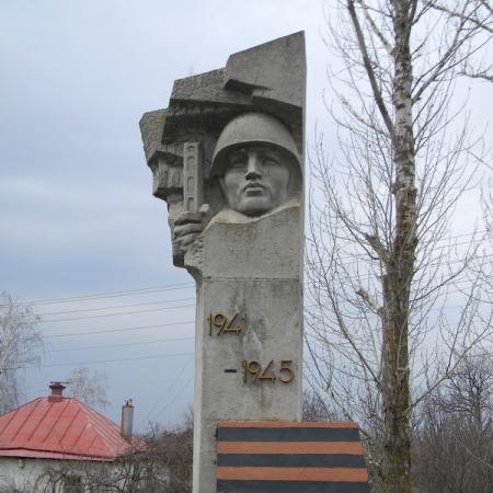 Братская могила в центре поселка