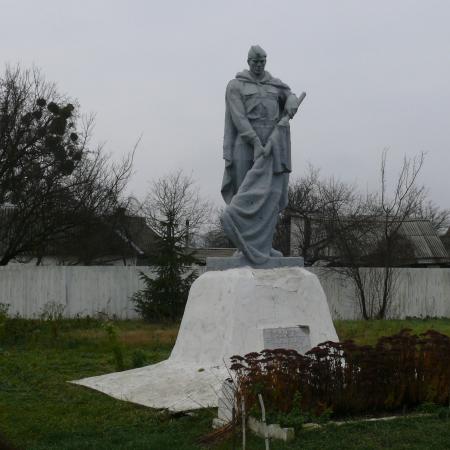 Братская могила в с. Девички Переяслав-Хмельницкого района 