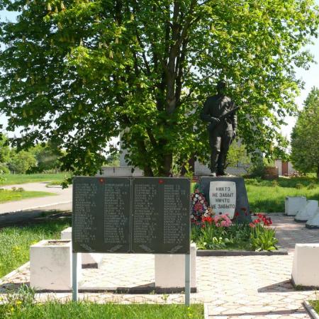 Братская могила возле сельсовета в с. Гребени Кагарлыкского района 