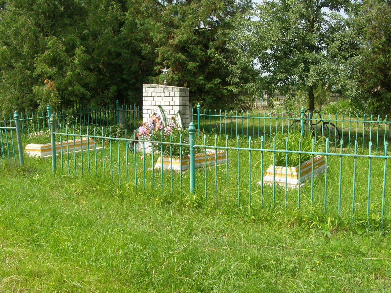 с. Малиновка Черниговского района Черниговской области, Братская могила Воинов ВОВ