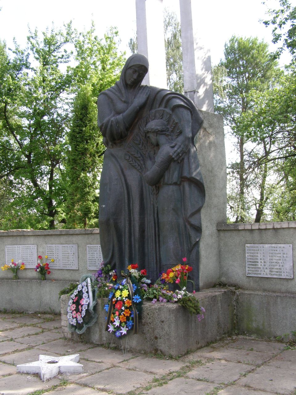с. Клочков Черниговского района Черниговской области, Братская могила Воинов ВОВ