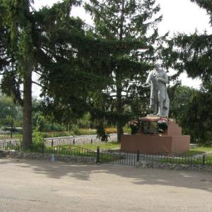 Братская могила в центре с. Плиски Борзнянского района