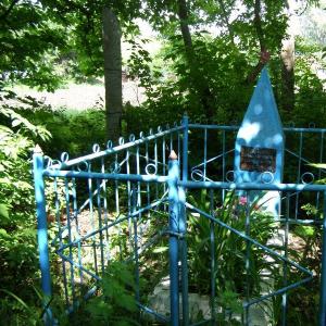 Одиночная могила у больницы