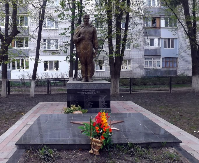 Братская могила по ул. Школьной в г. Вышгород Киевской обл.