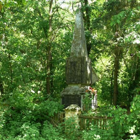 Братская могила и памятник односельчанам в с. Варовичи