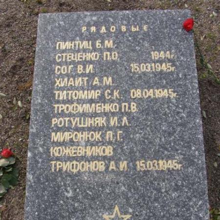 Воинское кладбище в парке им. 40-летия освобождения Днепропетровска