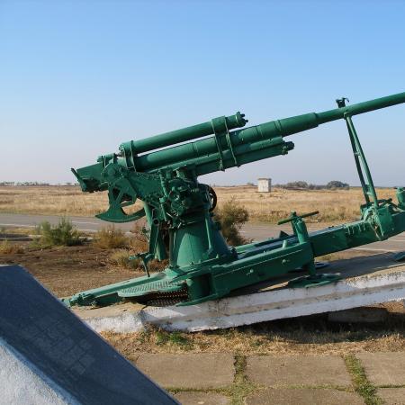Чонгар, памятник зенитчицам 1576 Зенитно-Артиллерийского Полка 