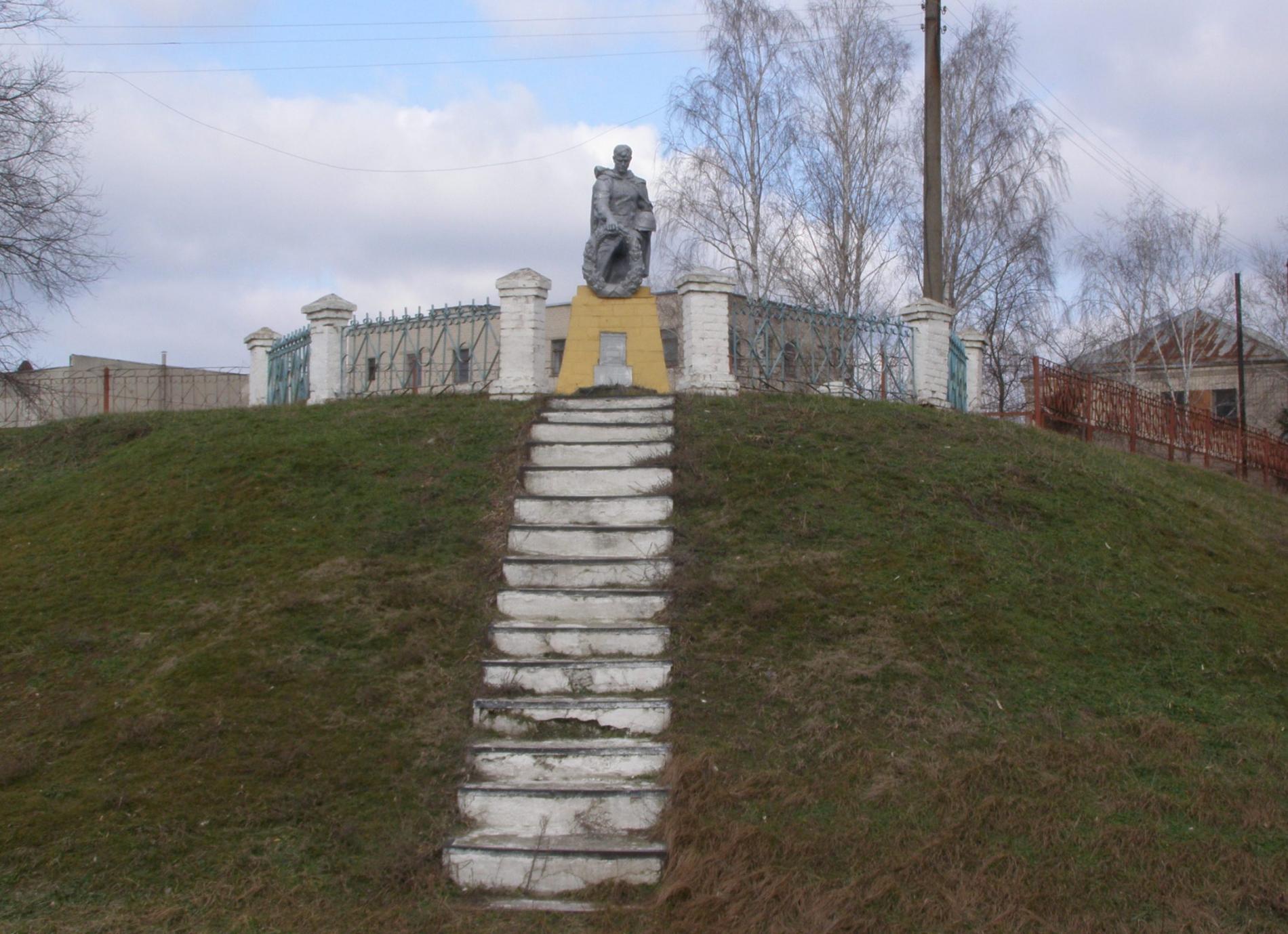Братская могила в с. Ирклиев Чернобаевского района