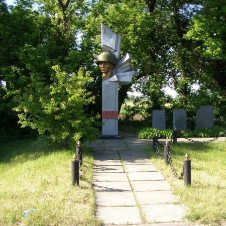 Братская могила по ул. 30 лет Победы в г. Бобровица