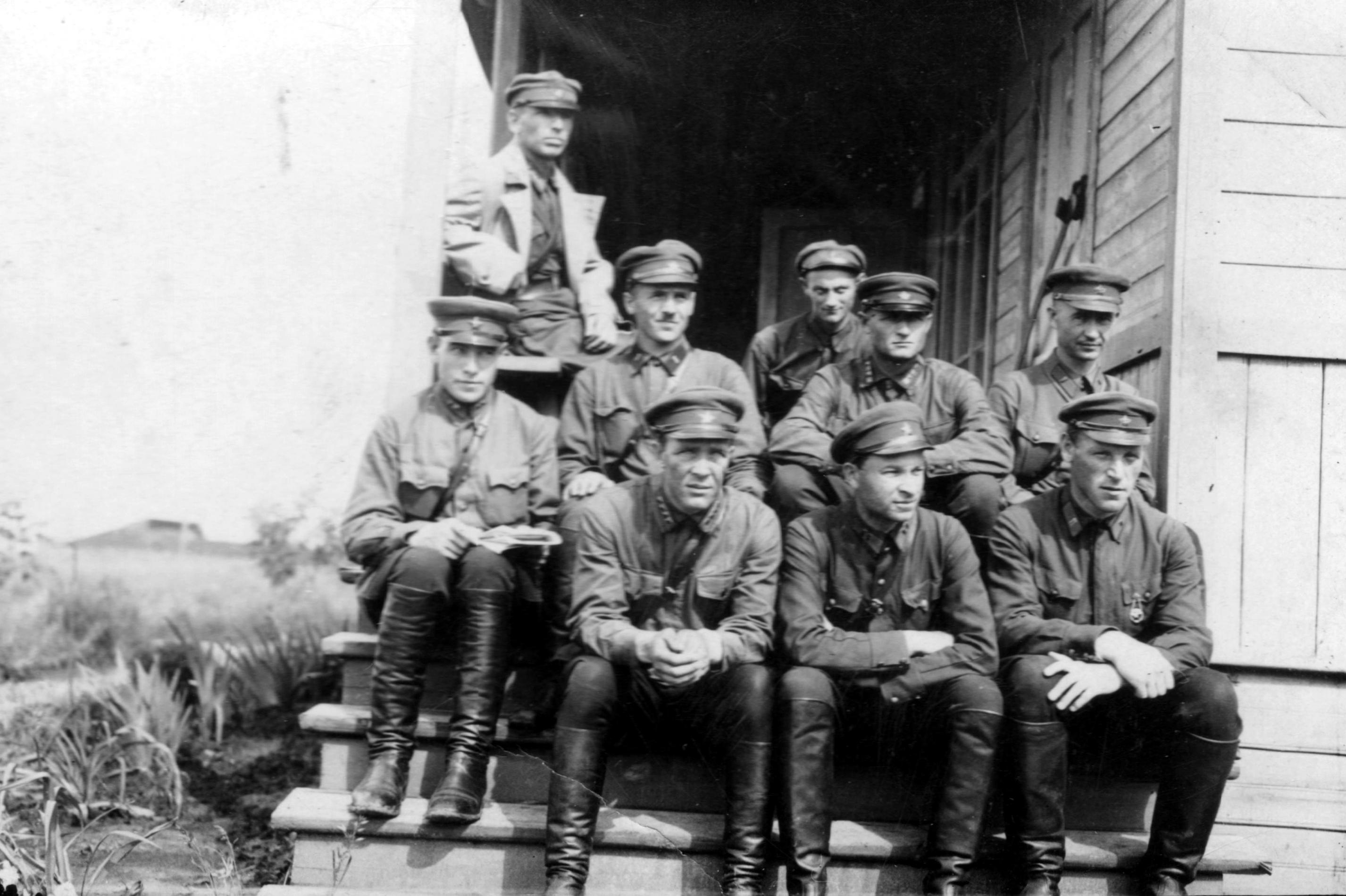 Конец 30-х годов, Григорий Петрович с сослуживцами на учениях, (1 ряд, в центре)