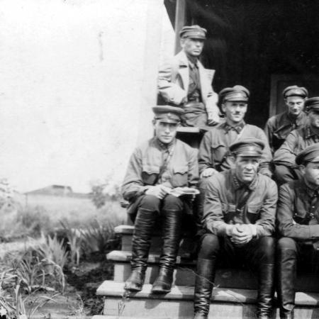 Конец 30-х годов, Григорий Петрович с сослуживцами на учениях, (1 ряд, в центре)