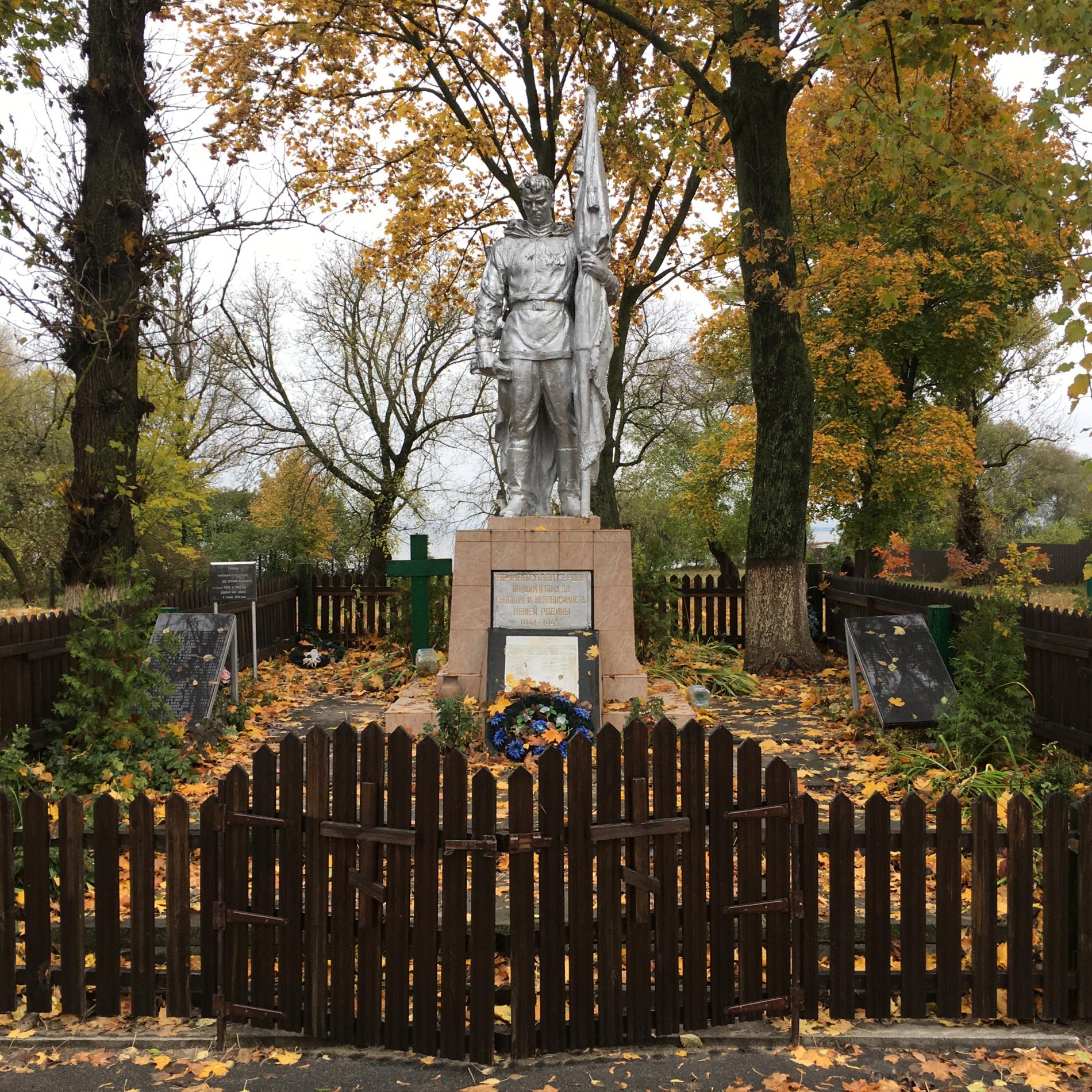 Братская могила в с. Сухолучье Вышгородского района 
