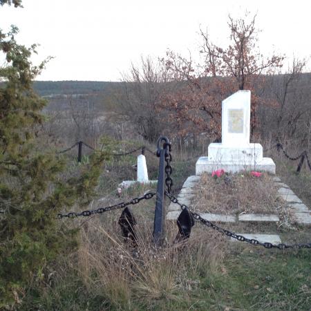 Братское захоронение воинов 79 отдельной курсантской морской стрелковой бригады