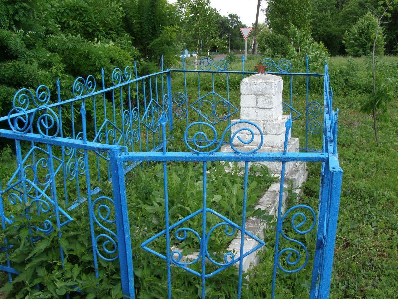 Могила рядового Петра Кондратьева в с. Шаповаловка Борзнянского района