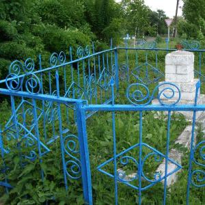 Одиночная могила возле моста