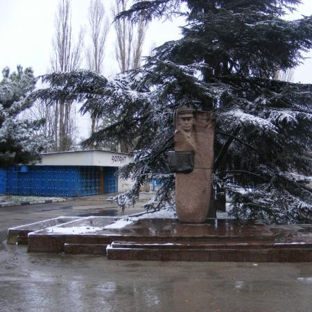 Памятник генерал-майору Новикову