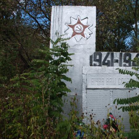 Братская могила в с. Лазирцы Каневского района