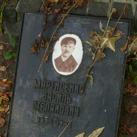 Братская могила в центре с. Григоровка Каневского района