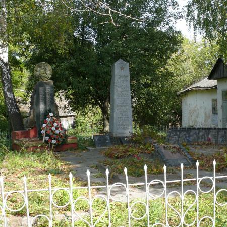 Братская могила в центре с. Григоровка Каневского района