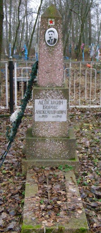 с. Кувечичи Черниговского района Черниговской области, Братская могила Воинов ВОВ