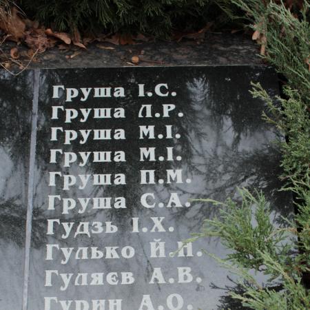 Братская могила воинов ВОВ в пгт. Иванков