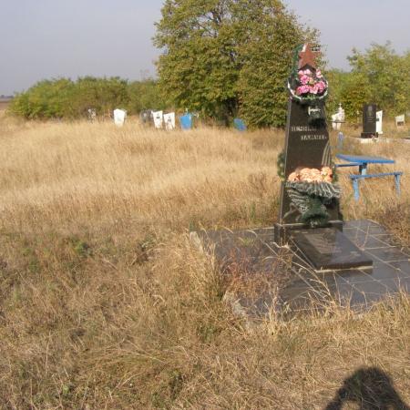 Памятник односельчанам в пос. Золотая Нива Великоновоселковского района