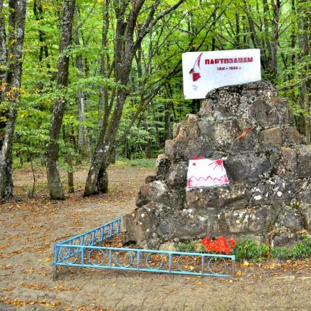 Памятник партизанам