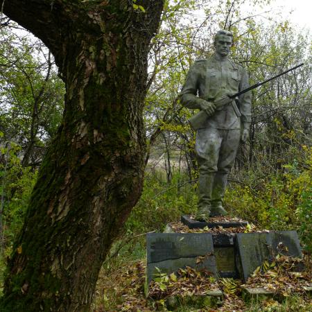 Братская могила и памятник воинам-односельчанам в с. Красно б. Чернобыльского района