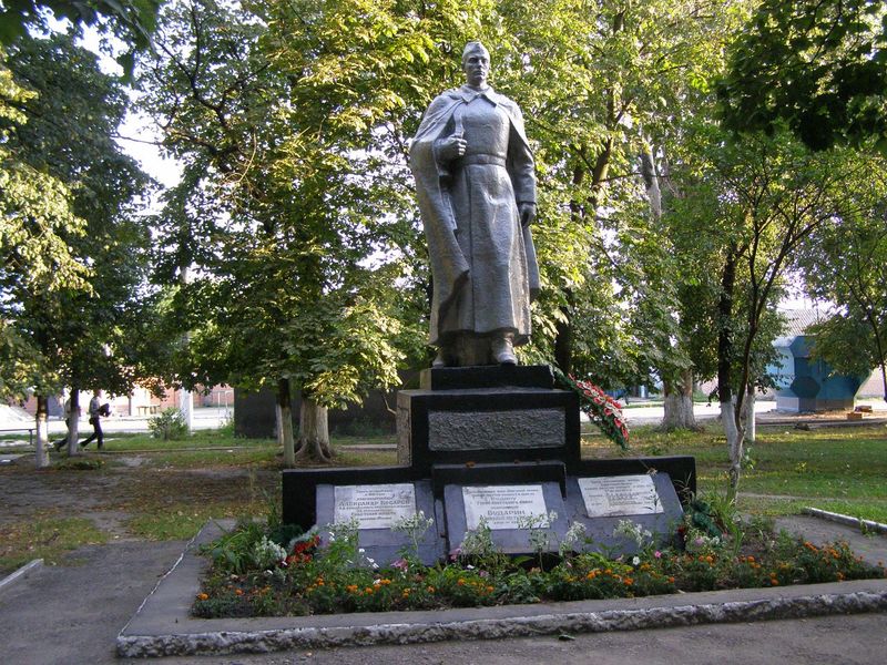 Братская могила возле клуба