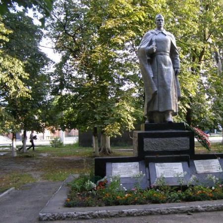 Братская могила возле клуба
