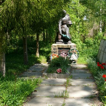 Братская могила в с. Дудари Мироновского района
