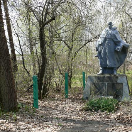 Братская могила и памятник воинам-односельчанам в с. Замошня б.Чернобыльского района
