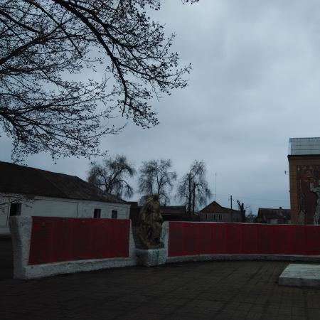 Памятник односельчанам в пгт Камышеваха Ореховского района