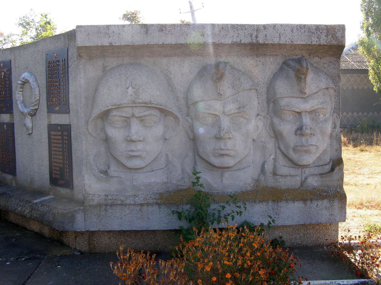 Памятник односельчанам в с. Времовка Великоновоселковского района