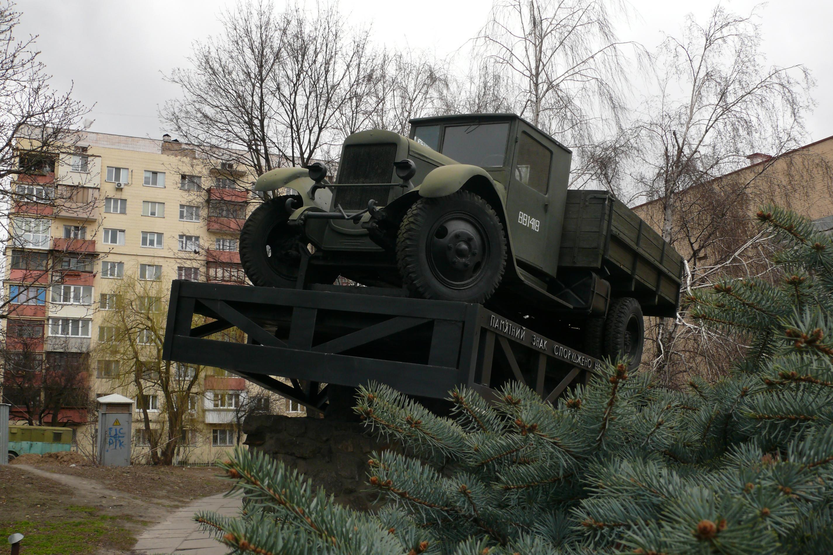 Памятник воинам-автомобилистам на Московской площади в Киеве