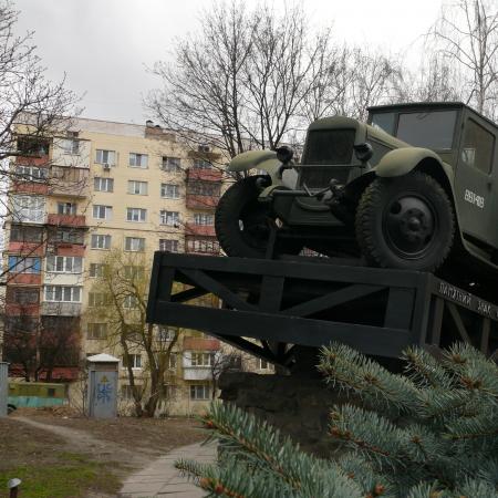 Памятник воинам-автомобилистам на Московской площади в Киеве