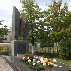 Братская могила у школы в с. Лютеж Вышгородского района
