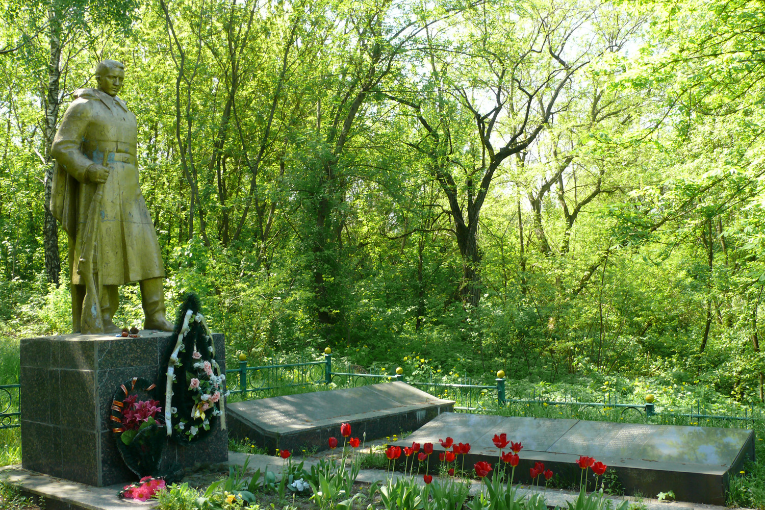 Братская могила в с. Ромашки Мироновского района