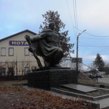 Братская могила на ул. Фрунзе в г. Макаров Макаровского района