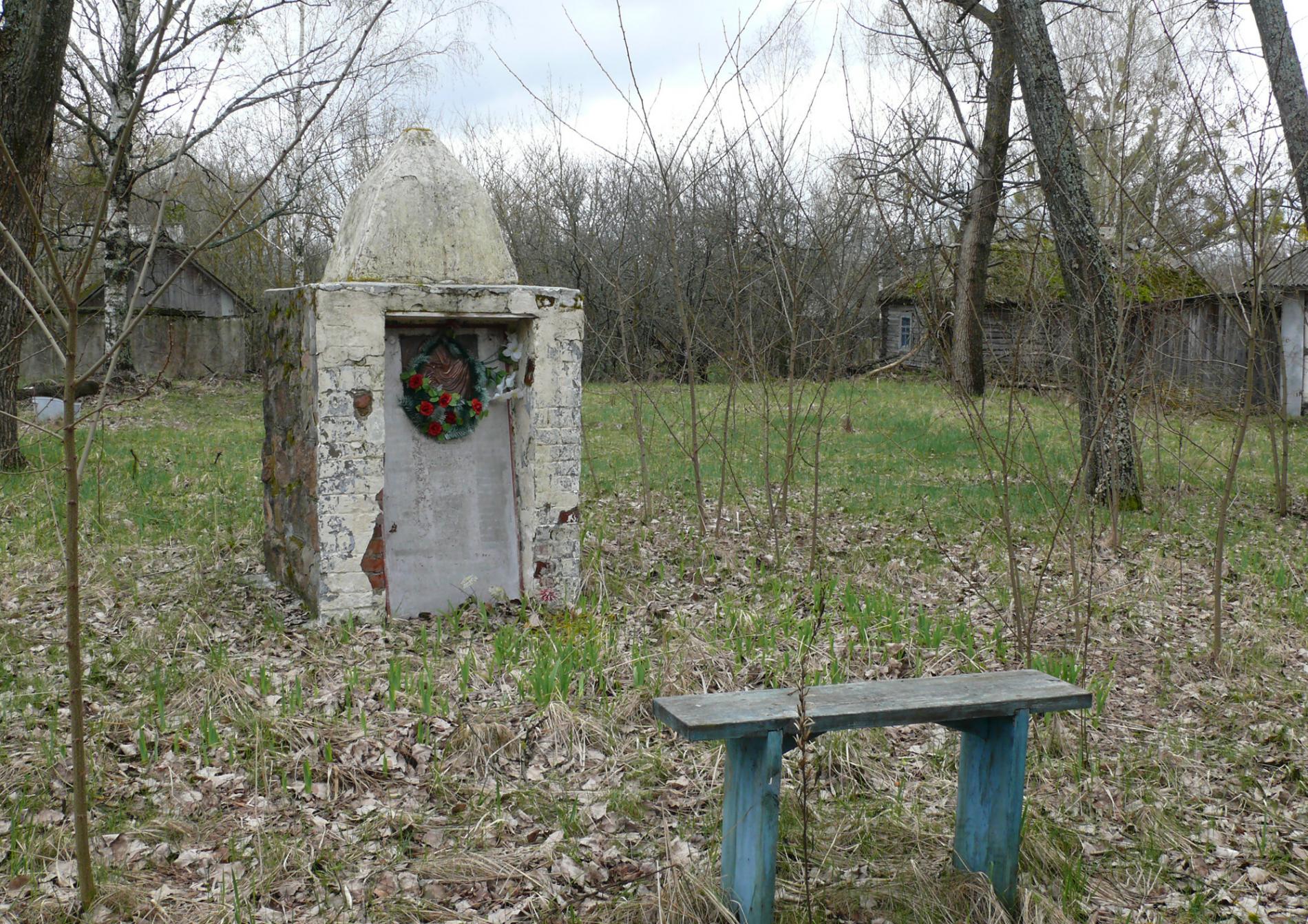 Памятник воинам-односельчанам с. Кошовка. Восточный край села, у сельсовета. 
