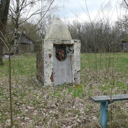 Памятник воинам-односельчанам с. Кошовка. Восточный край села, у сельсовета. 