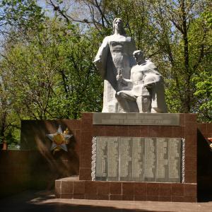 Братская могила в с. Терноватое Новониколаевского района