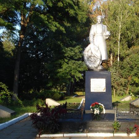 Братская могила в городском парке г. Смела
